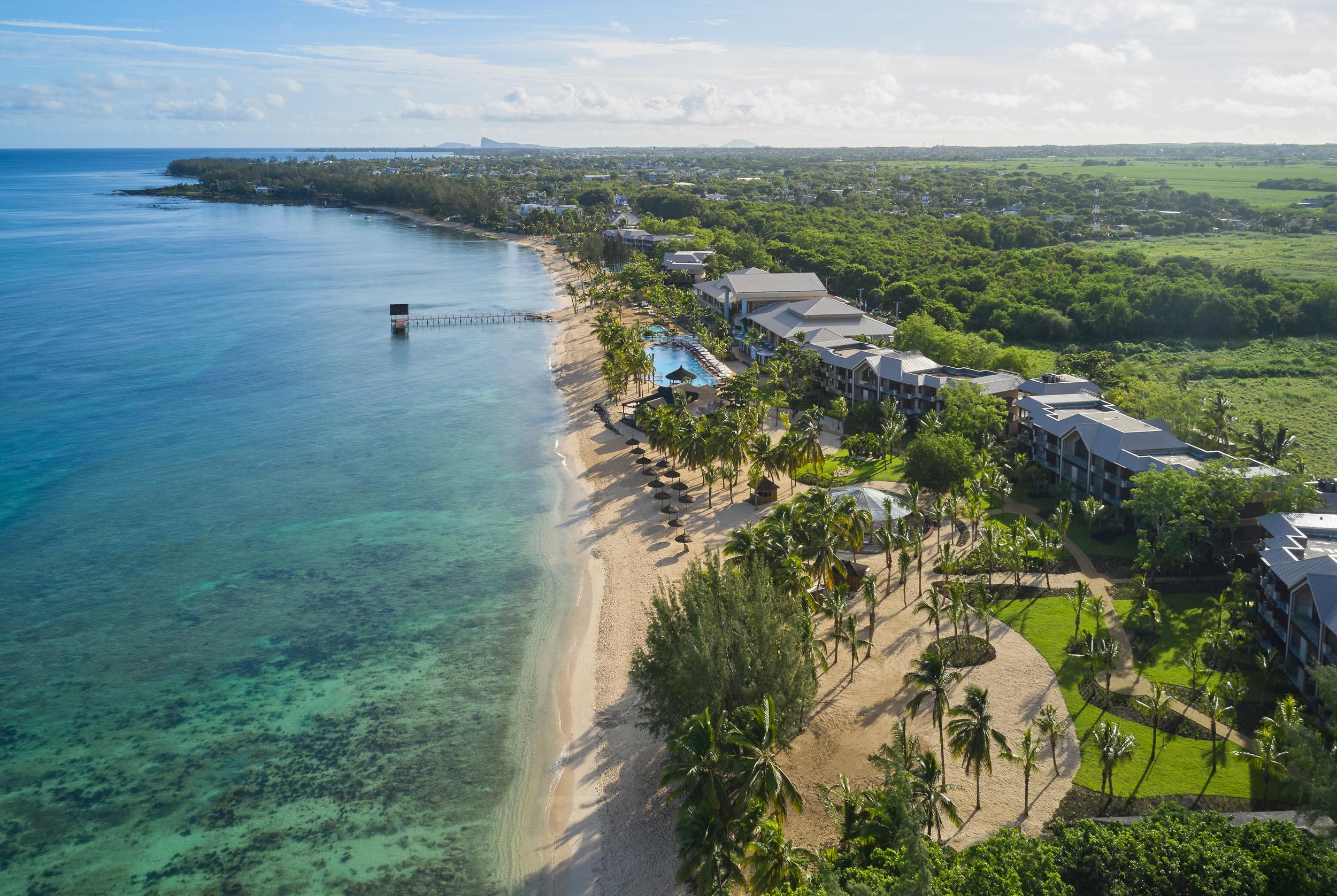 Le Meridien Ile Maurice Pointe aux Piments Eksteriør bilde Aerial view of the beach at Sandals South Coast