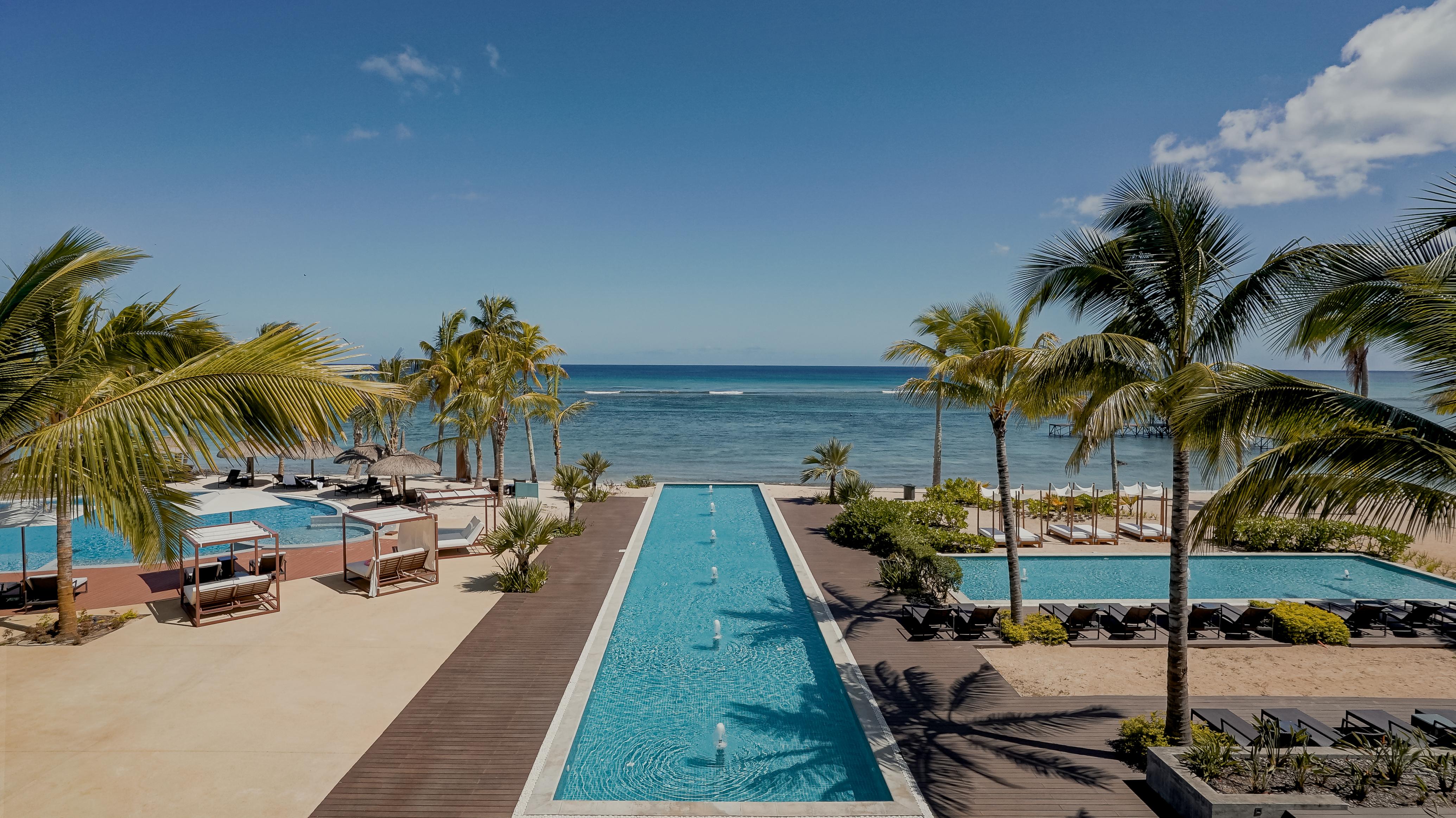 Le Meridien Ile Maurice Pointe aux Piments Eksteriør bilde The swimming pool at the resort