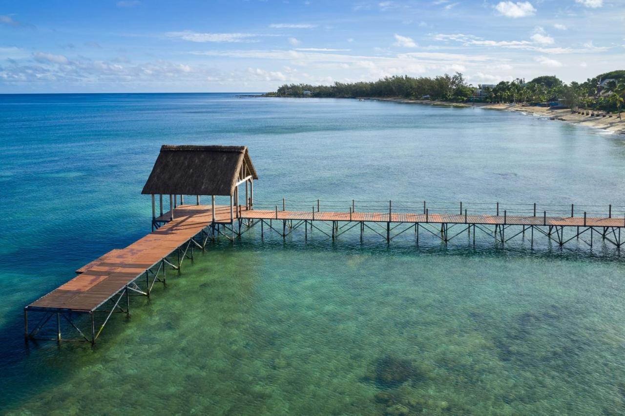 Le Meridien Ile Maurice Pointe aux Piments Eksteriør bilde The jetty at the resort