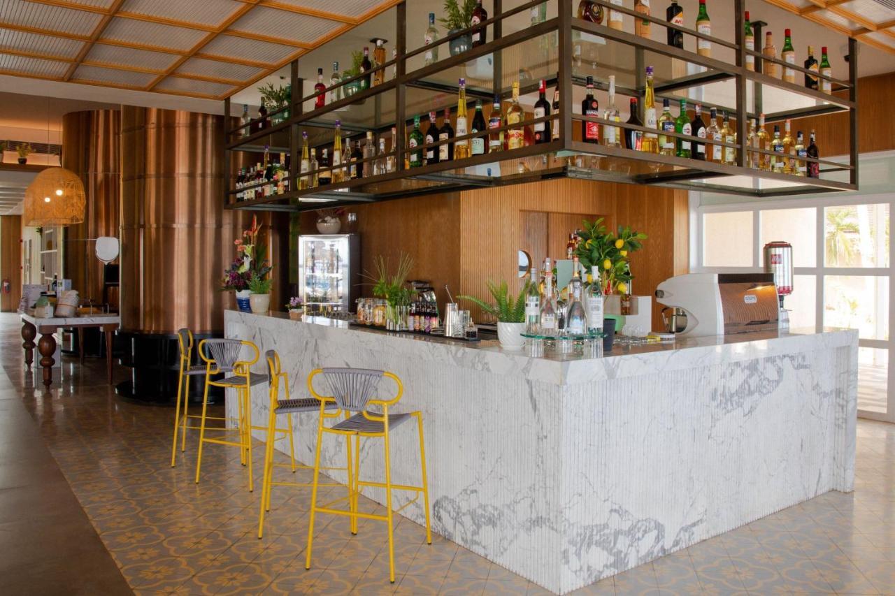 Le Meridien Ile Maurice Pointe aux Piments Eksteriør bilde The bar at the restaurant
