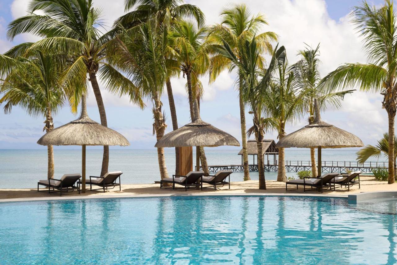Le Meridien Ile Maurice Pointe aux Piments Eksteriør bilde The pool at the resort
