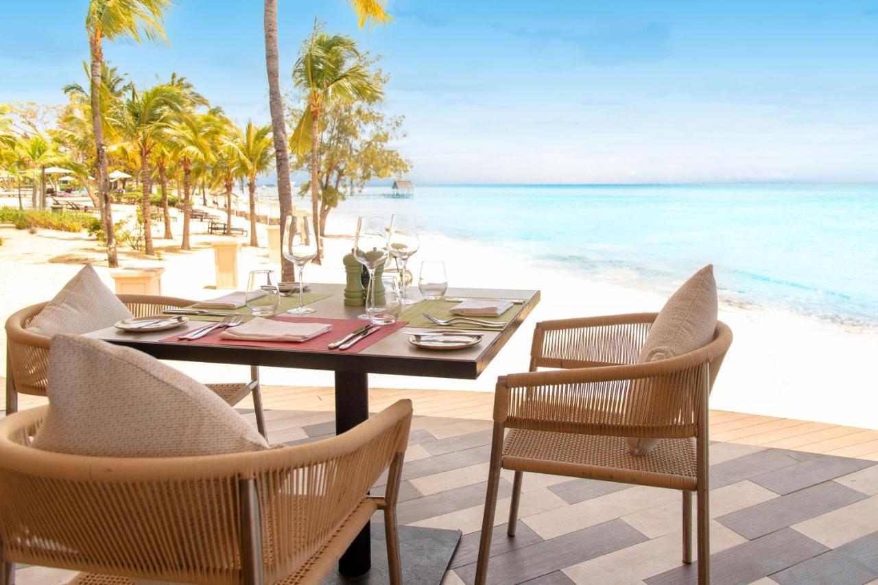 Le Meridien Ile Maurice Pointe aux Piments Eksteriør bilde Beachfront dining at the resort