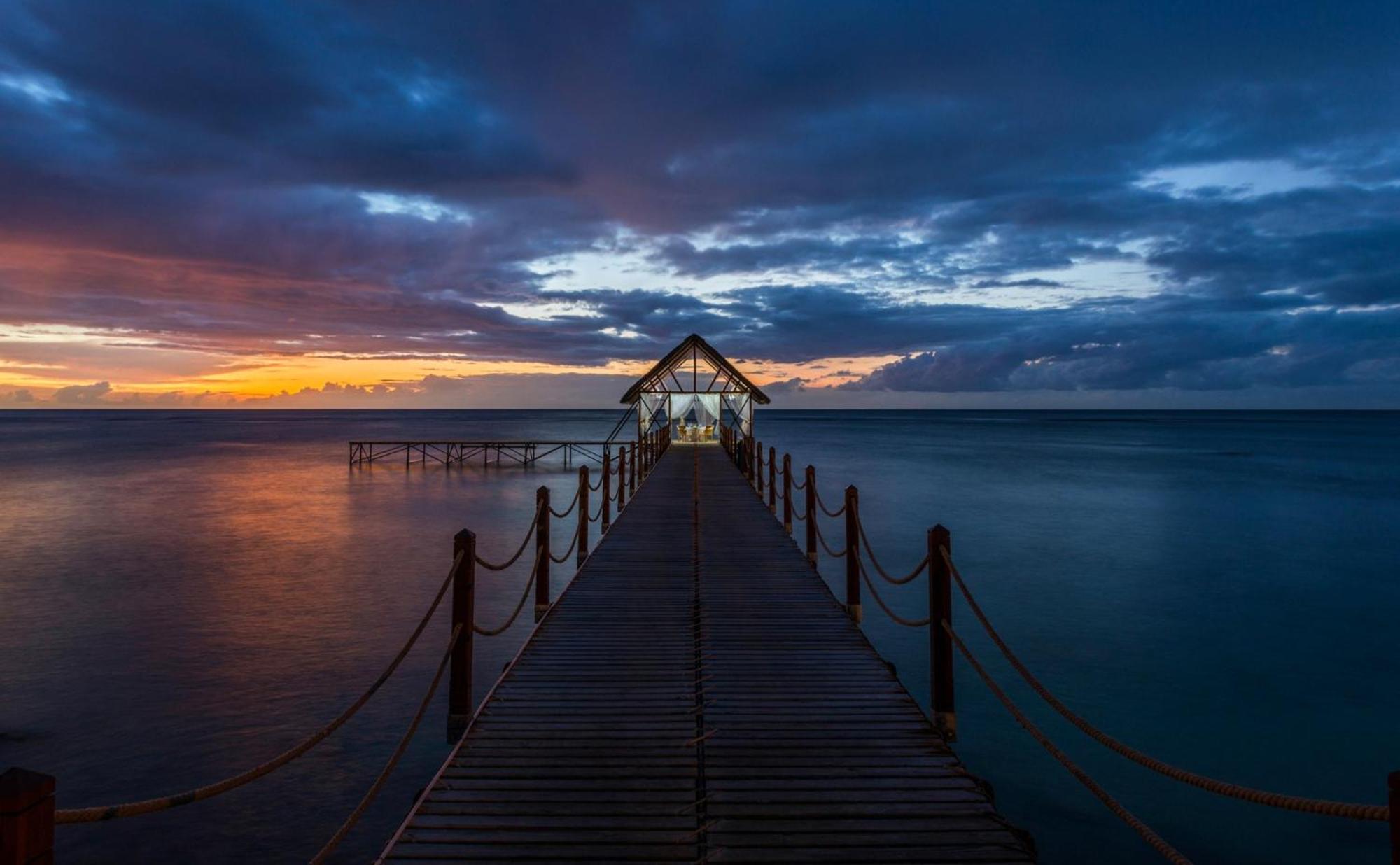 Le Meridien Ile Maurice Pointe aux Piments Eksteriør bilde Sunset at the jetty