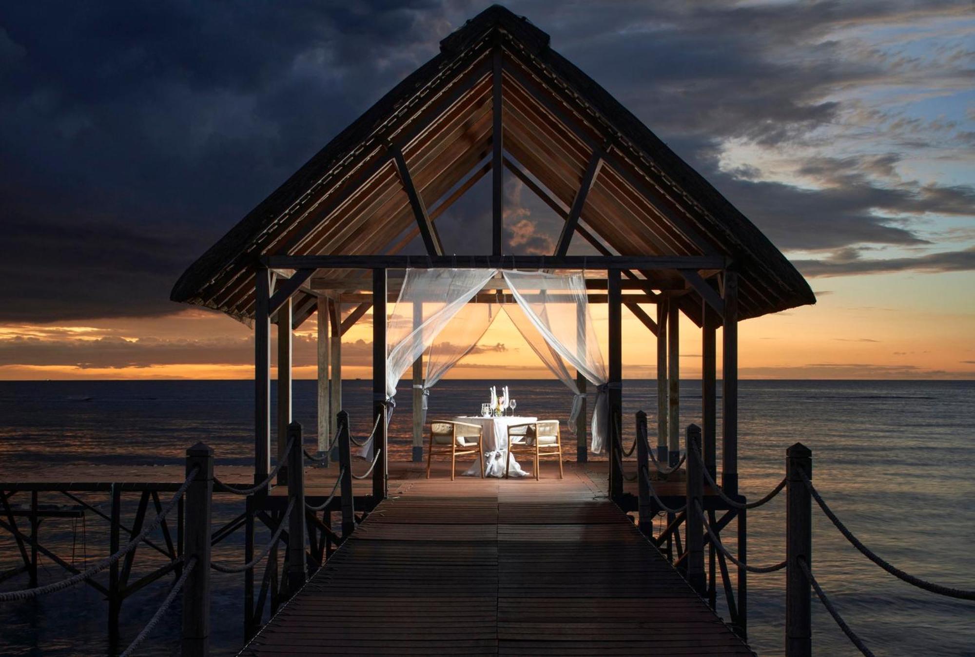 Le Meridien Ile Maurice Pointe aux Piments Eksteriør bilde Sunset at the resort