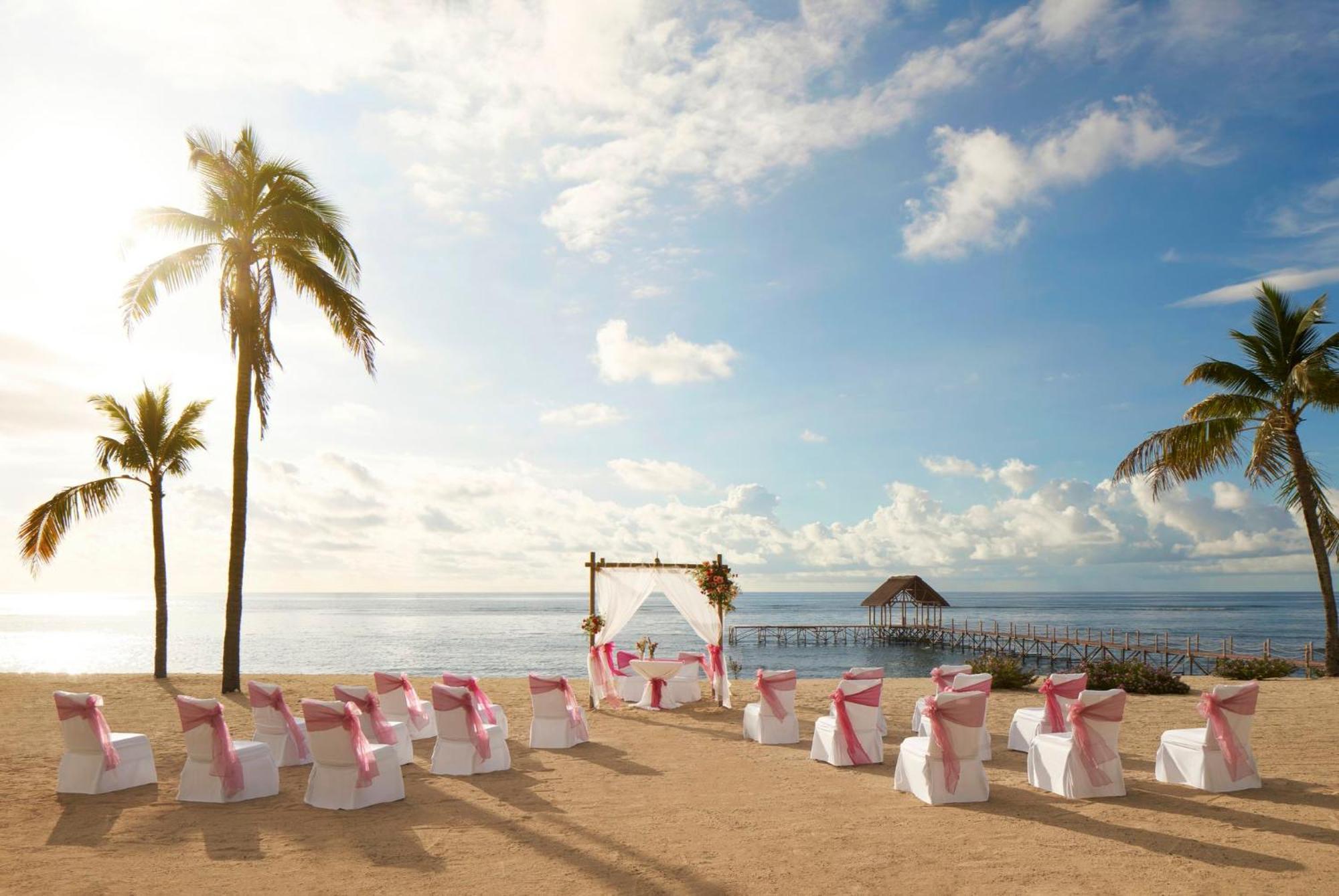 Le Meridien Ile Maurice Pointe aux Piments Eksteriør bilde Beach wedding