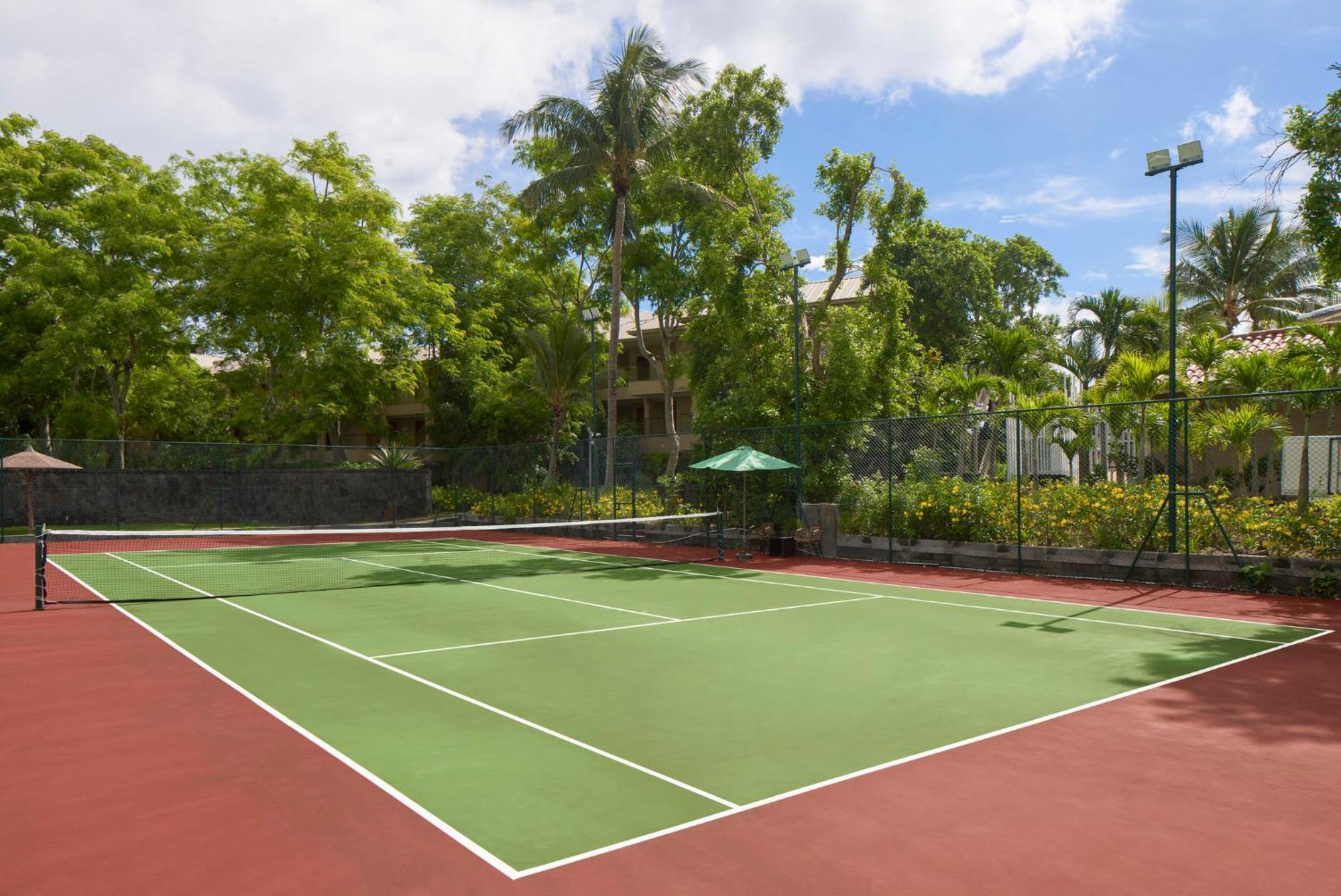 Le Meridien Ile Maurice Pointe aux Piments Eksteriør bilde Tennis court at the resort