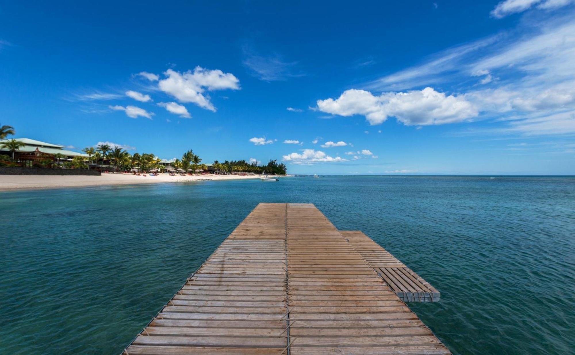Le Meridien Ile Maurice Pointe aux Piments Eksteriør bilde View of the beach from the pier