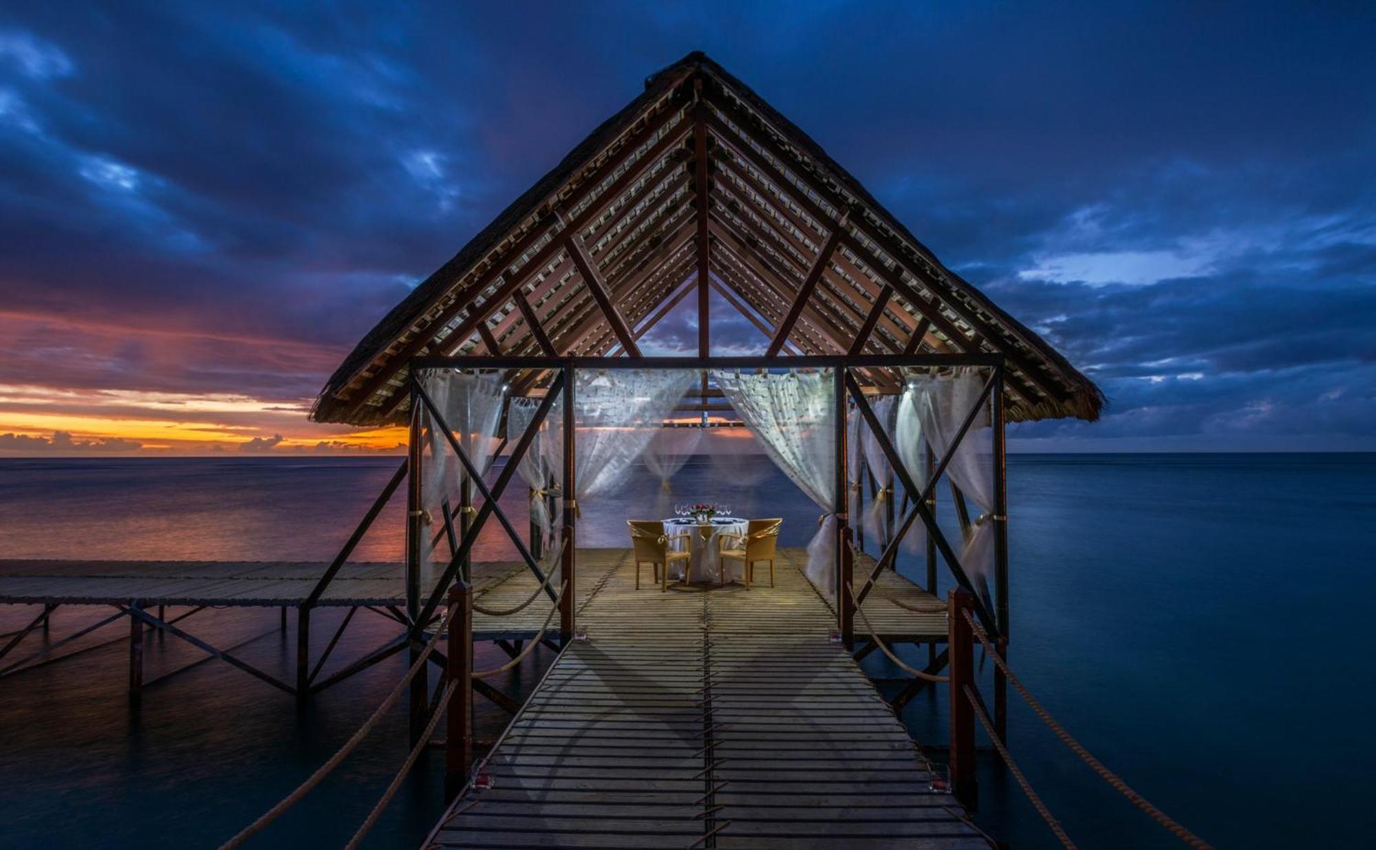 Le Meridien Ile Maurice Pointe aux Piments Eksteriør bilde Sunset at the resort