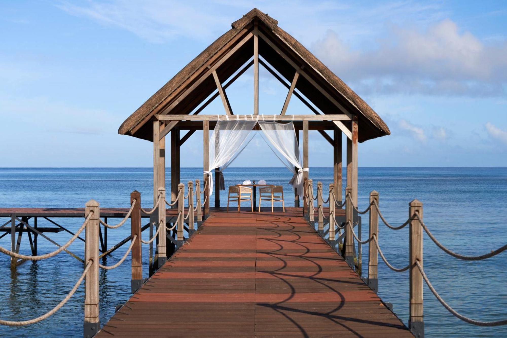 Le Meridien Ile Maurice Pointe aux Piments Eksteriør bilde A gazebo at the resort