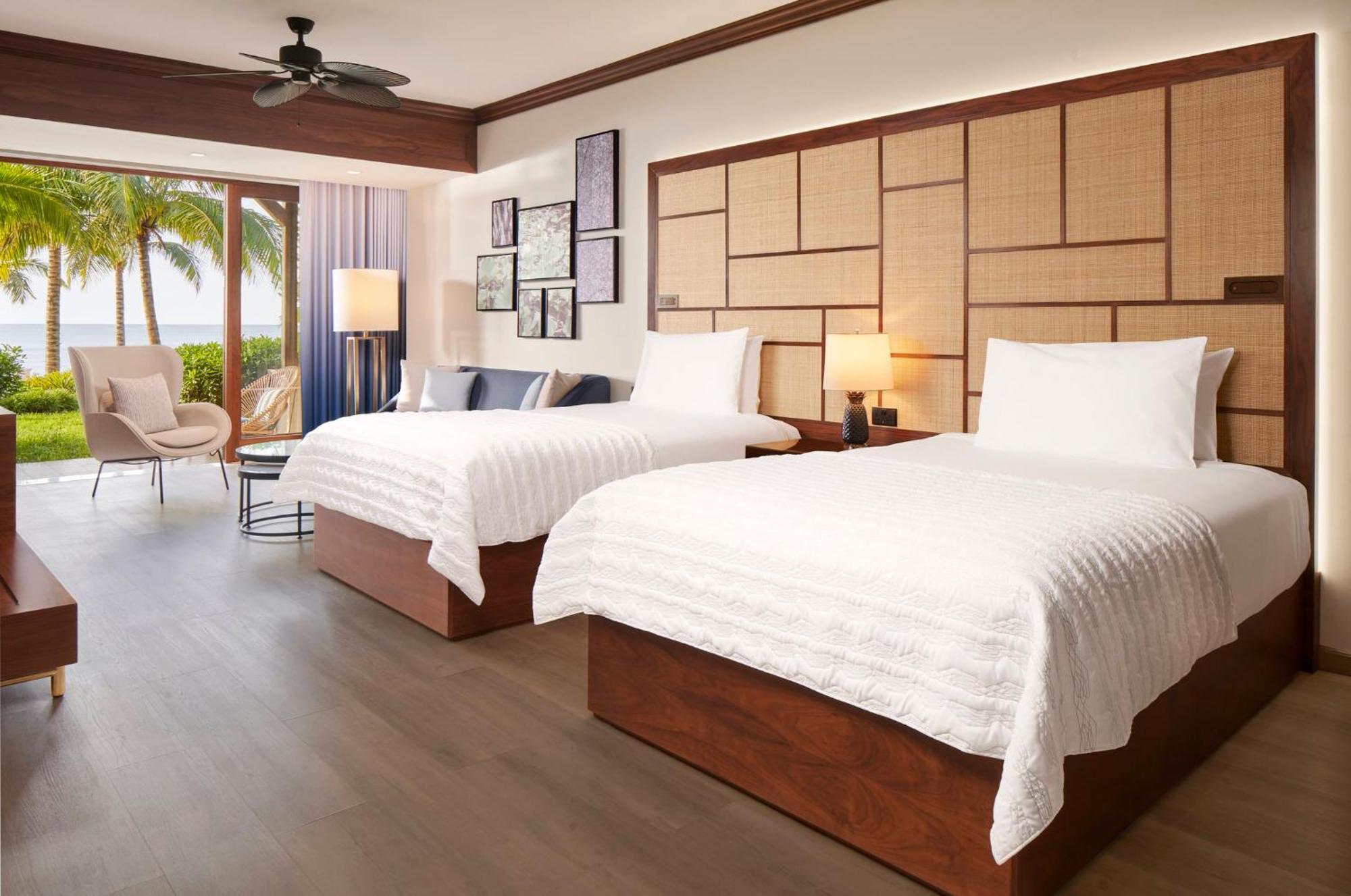 Le Meridien Ile Maurice Pointe aux Piments Eksteriør bilde A guest room at the Sheraton Waikiki
